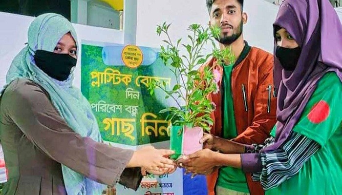 পরিত্যক্ত প্লাস্টিক বোতলের বিনিময়ে নওগাঁয় মিলছে বিভিন্ন গাছের চারা